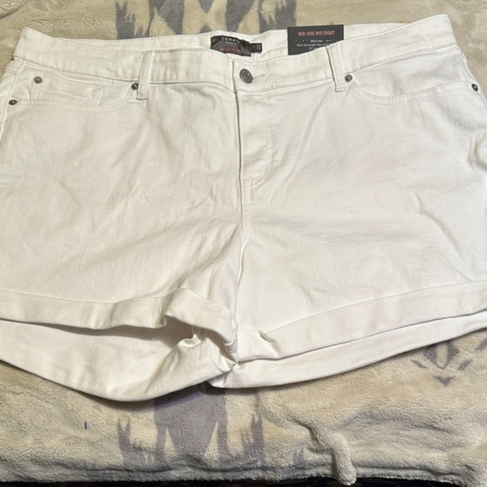 NWT  Torrid women’s cuffed white Jean Shorts size 22